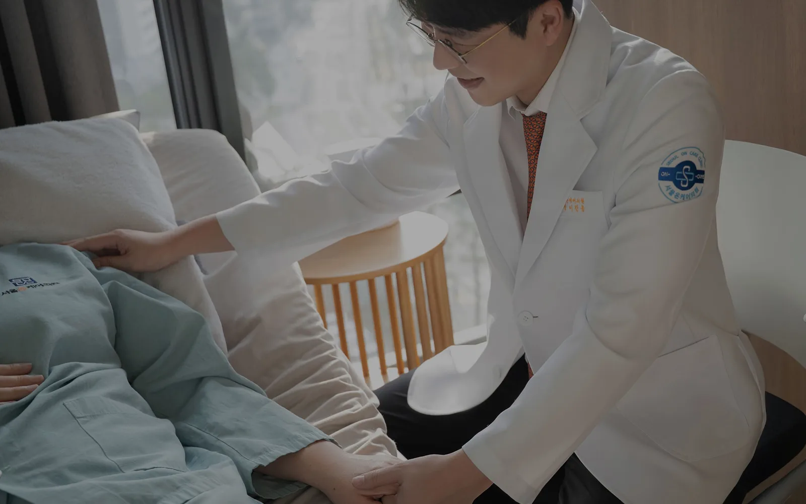 서울온케어의원 대표원장이 입원 환자를 살피는 모습
