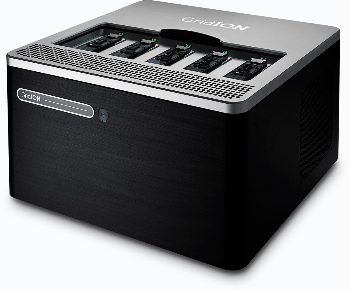 Oxford Nanopore GridION Mk1 벤치탑 시퀀서 — 상단에 플로우셀 5장이 장착된 검정·은색 장비